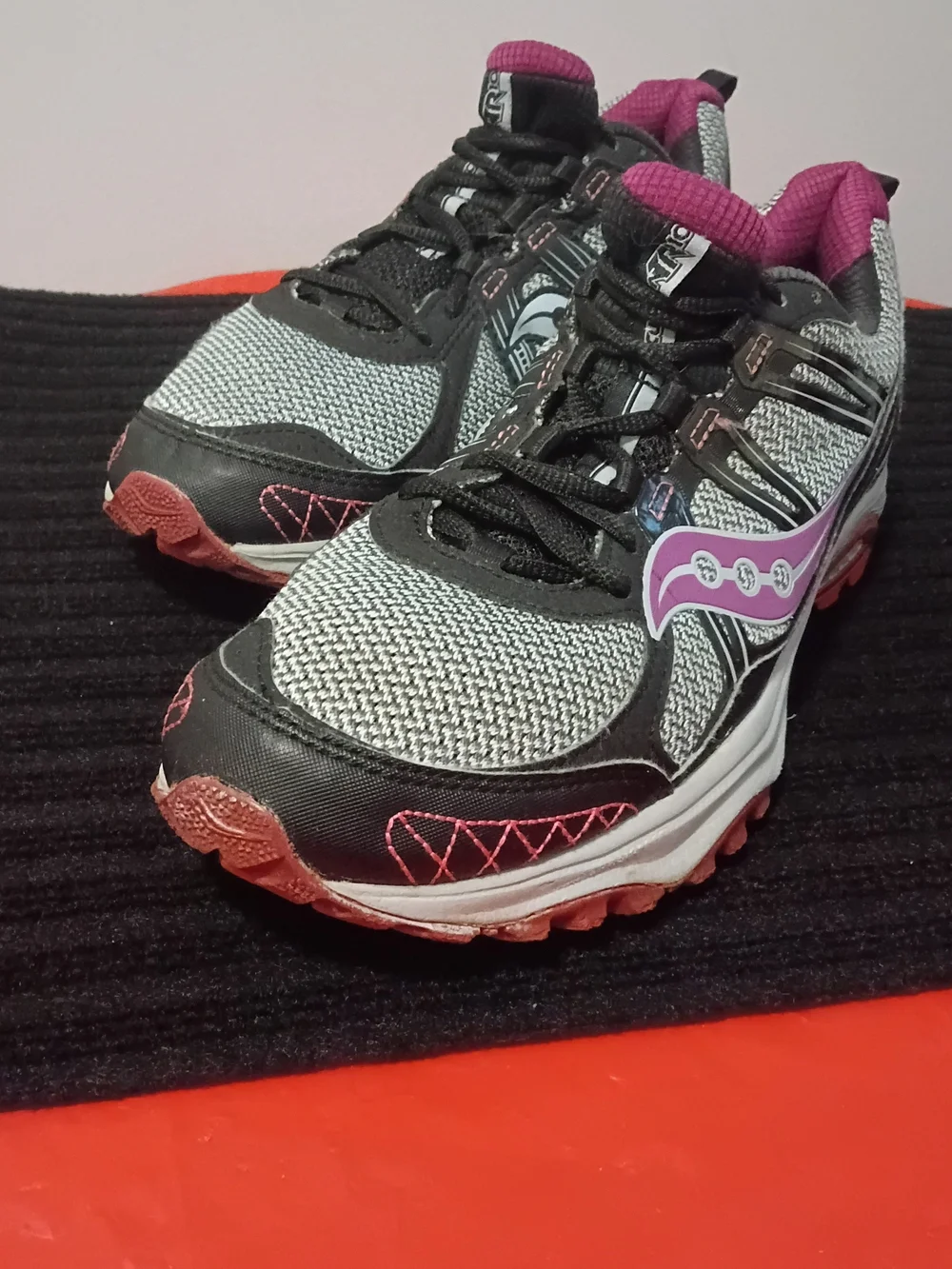 Saucony Women's Purple Gray & Pink Classic Running Shoes Sz 11